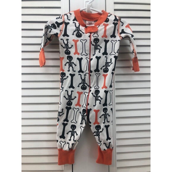 Hanna Andersson size 60 6-9M Halloween zip up sleeper with skeletons - Picture 1 of 3